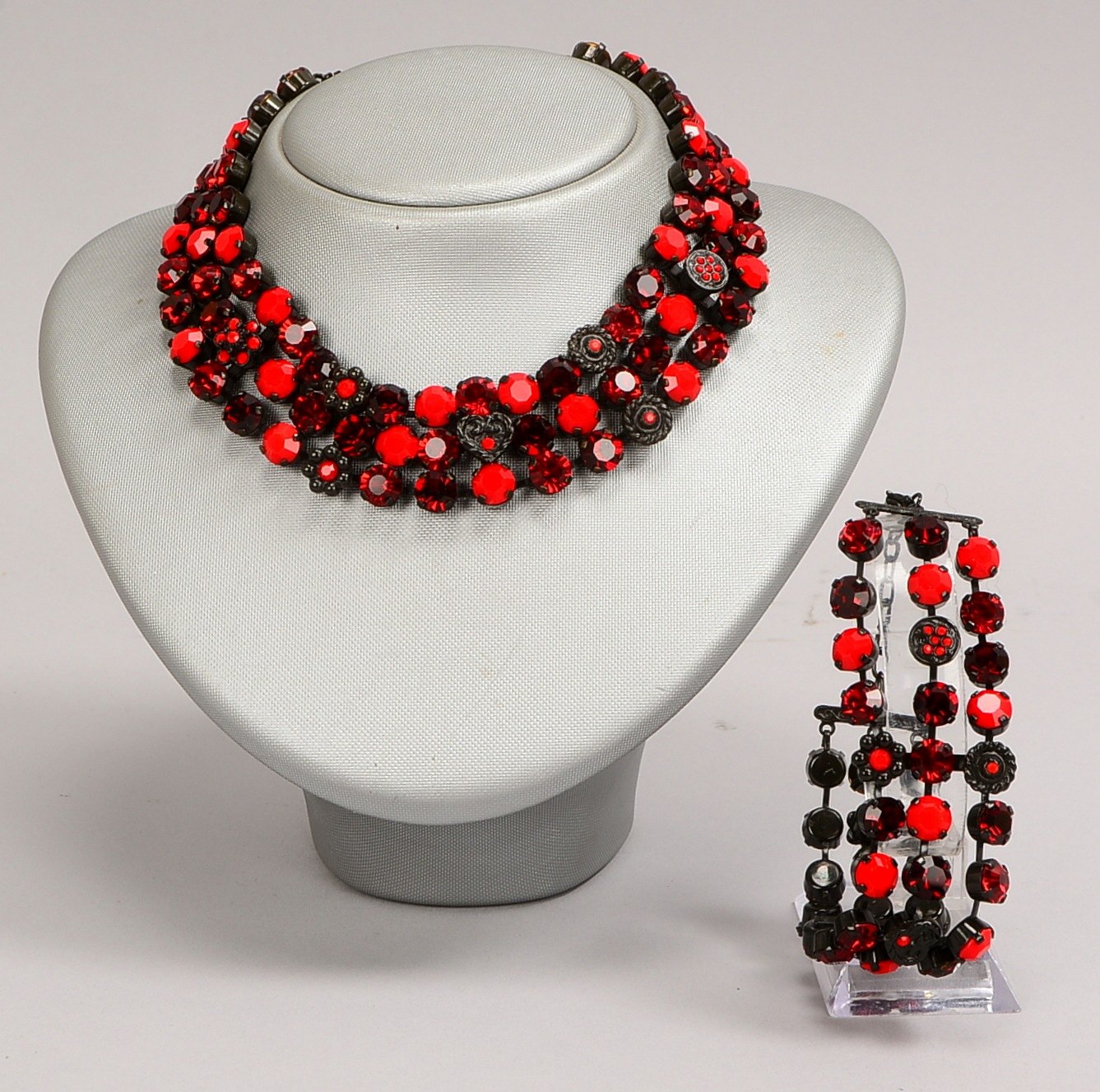 Agatha/Paris, Collier und Armband, jeweils 3-strängig, mit roten Glassteinen