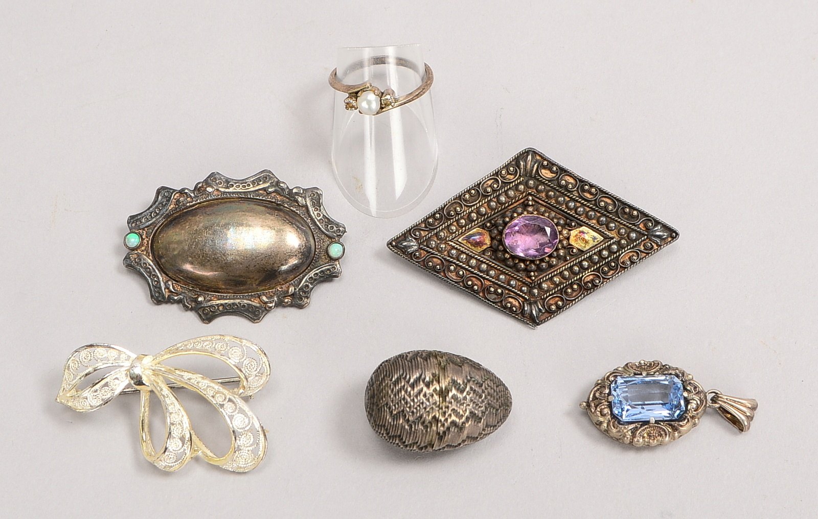 6 Silberschmuck-Teile: 3x Broschen, 1 Anh., 1 Ring, kl. Riechdöschen; Gew. 37 g