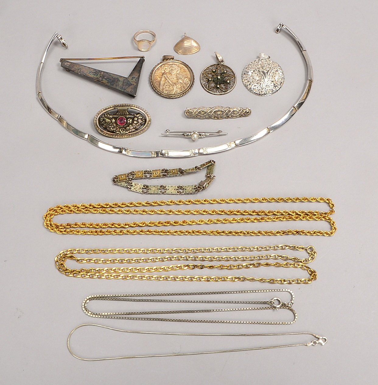 15 Silberschmuckteile: 5x Halsketten, 1 Armband, 4x Broschen, 4x Anh., 1 Ring; Gew. 160 g