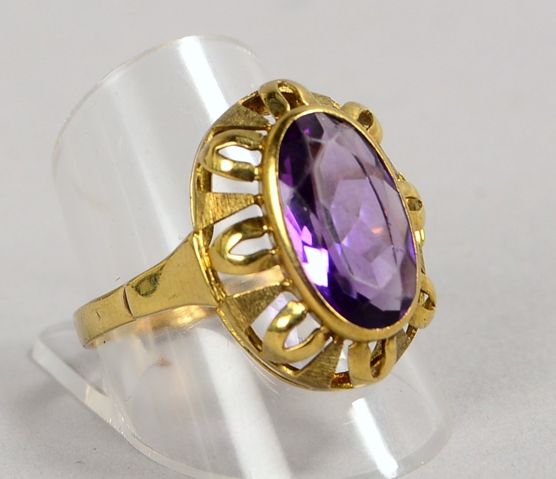 Ring, 333 GG (gest.), mit einzelnem Amethyst, Stein im Ovalschliff; RG 67, Gew. 3,90 g
