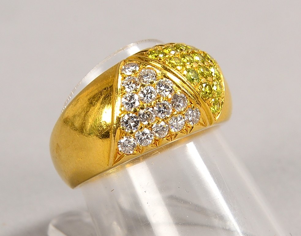 Ring, 750 GG (gest.), mit Brill., Farbe 'G-H', und Fancy-Brill./jeweils ca. 0,45 ct; Gew. 7,36 g