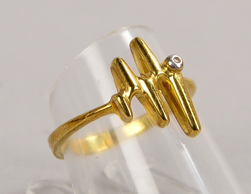 Ring, 333 GG (gest.), besetzt mit einzelnem kleinem Diamant; RG 55, Gew. 2,35 g