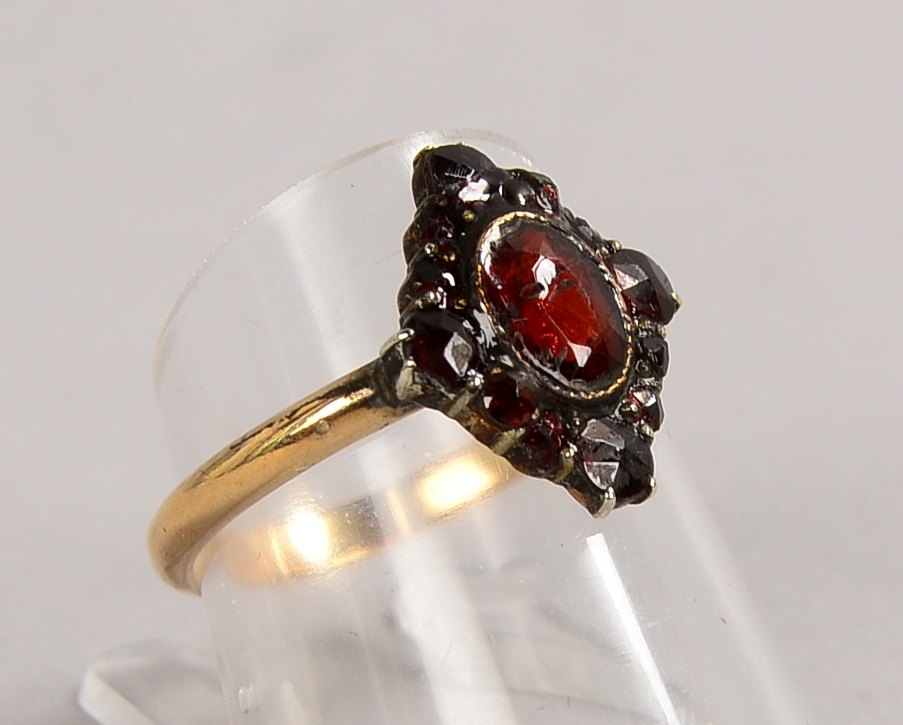 Ring, 333 RG (gestempelt), mit Granatbesatz; RG 57, Gew. 2,70 g