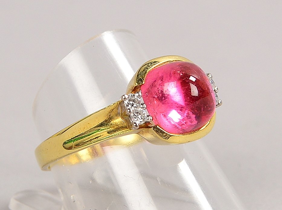 Ring, 585 GG (gest.), mit Turmalin und 4x kl. Brill./ca. 0,12 ct, 'H/Vsi'; Gew. 5,23 g