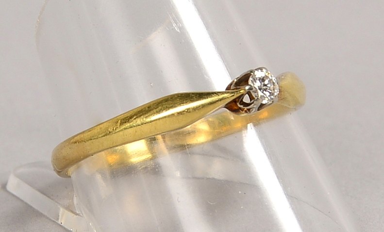 Ring, 585 GG (gepr.), mit einzelnem kl. Brillant/ca. 0,07 ct; RG 61, Gew. 2,30 g