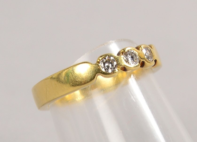 Ring, 585 GG (gest.), besetzt mit 3x kl. Brillanten/ca. 0,15 ct; RG 50, Gew. 4,20 g