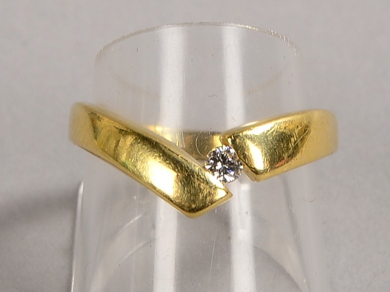 Ring, 585 GG (gest.), mit einzelnem kl. Brillant/ca. 0,08 ct; RG 57, Gew. 2,40 g