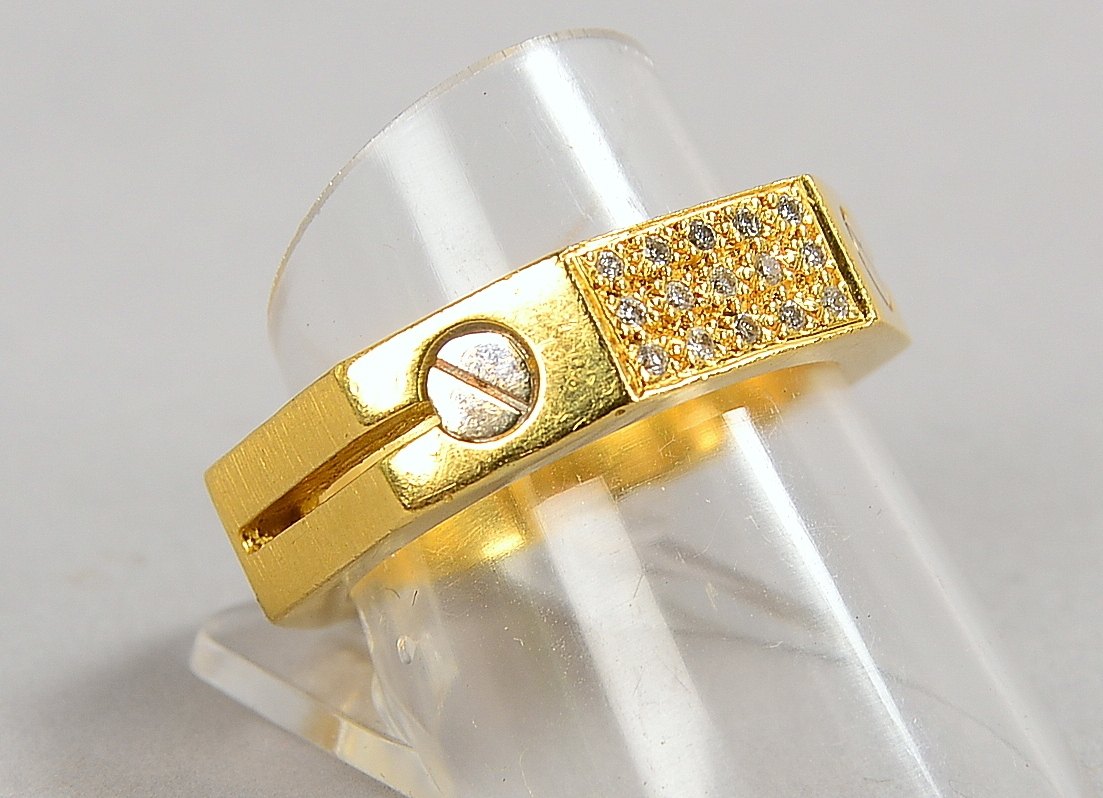 Ring, 750 GG (gest.), oktogonale Schiene mit 15x kl. Diam./zus. ca. 0,15 ct; Gew. 13,30 g