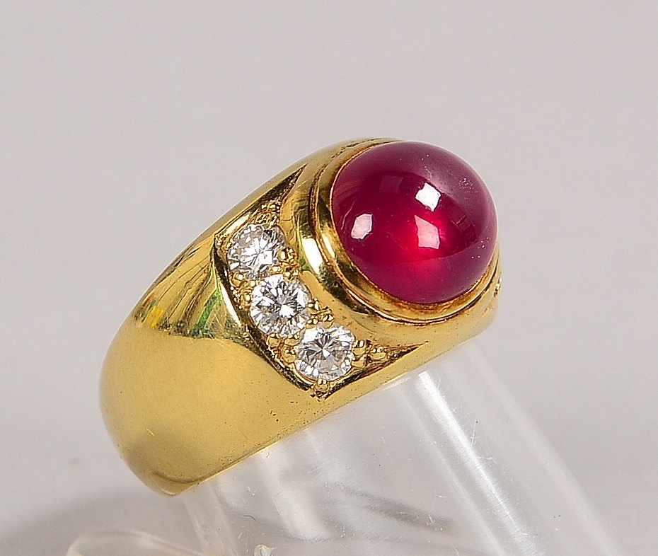 Ring, 585 GG (gest.), mit Spinell/ca. 5,45 ct und 6x Brill./ca. 0,65 ct, 'F-G'; Gew. 13,80 g
