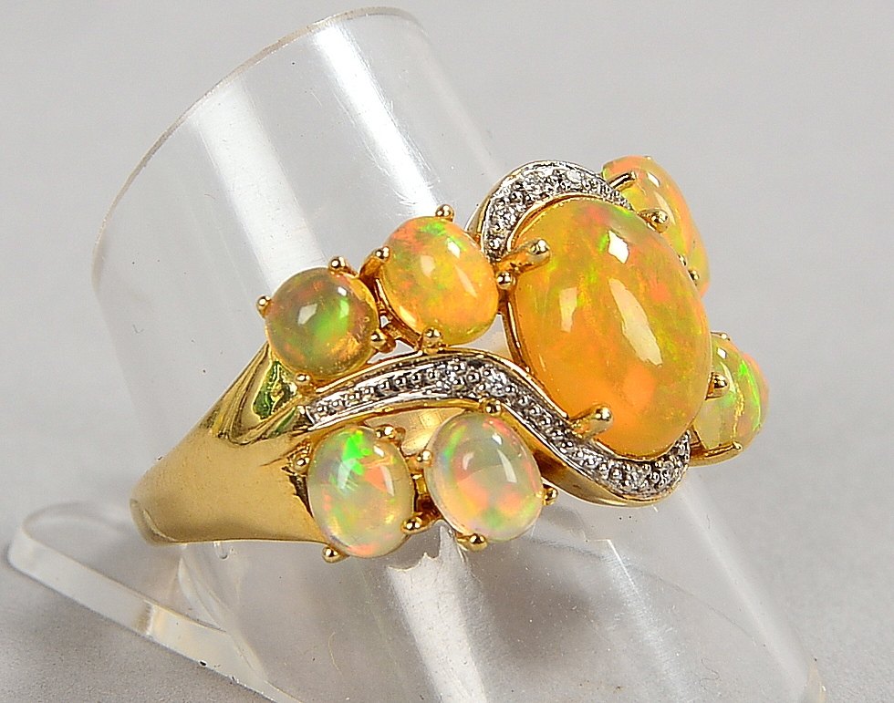 Ring, 585 GG/WG (gest.), 9x Opale/ca. 4,03 ct, und 10x kl. Brill./ca. 0,05 ct; Gew. 5,70 g