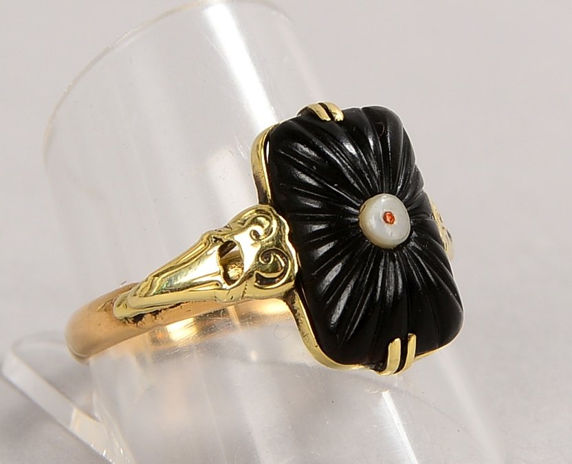Ring, 585 GG (gest.), mit Onyxbesatz; RG 61, Gew. 3,30 g