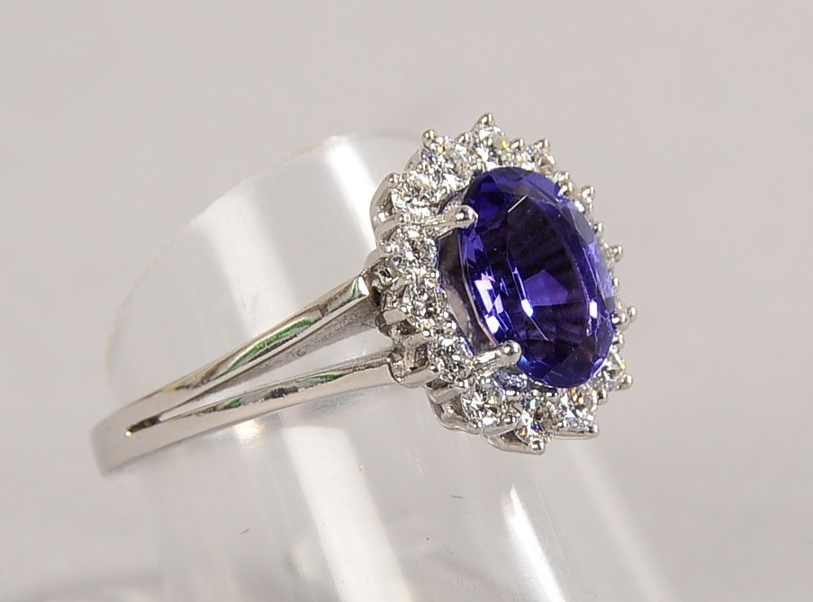 Ring, 585 WG (gest.), mit einzelnem Saphir/ca. 1,90 ct, und 14x Brill./ca. 0,42 ct