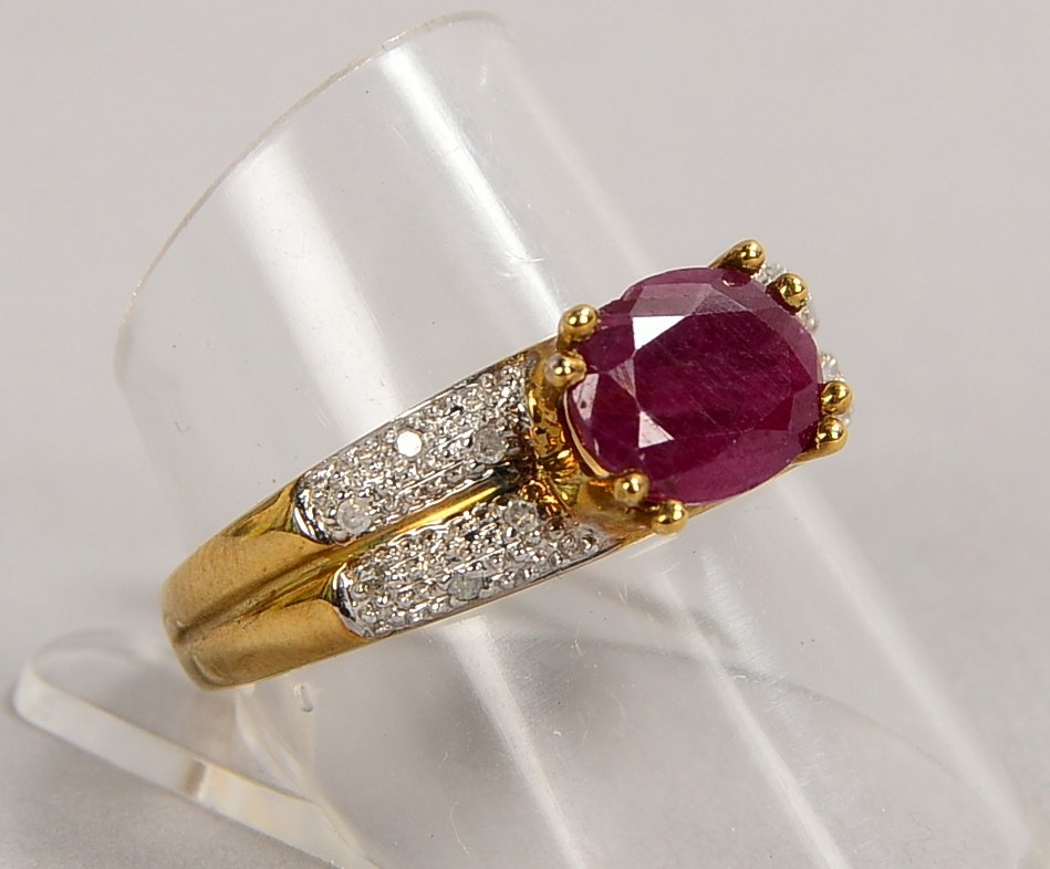 Ring, 333 GG (gest.), mit einzelnem Rubin und 12x kl. Diamanten; RG 61, Gew. 3,60 g
