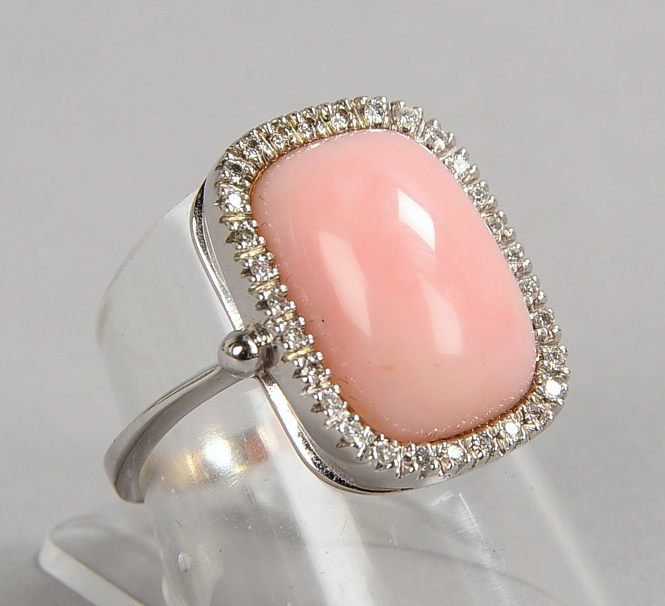 Ring, 750 WG (gest.), mit pinkem Opal, mit einer Entourage aus Diam.; RG 57, Gew. 7,60 g
