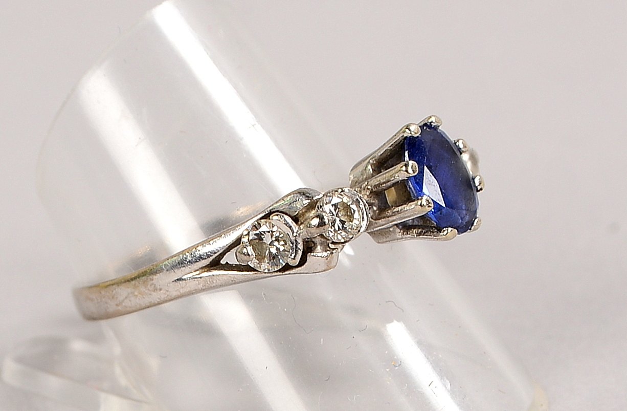 Ring, 585 WG (gest.), mit Saphir und 4x Brillanten/ca. 0,30 ct; RG 59, Gew. 3,60 g