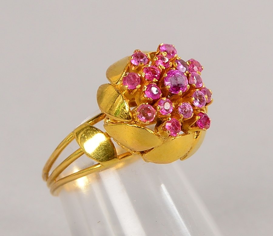 Ring, 750 GG (gepr.), mit 17-fachem Rubinbesatz/ca. 0,94 ct; RG 50, Gew. 5,65 g