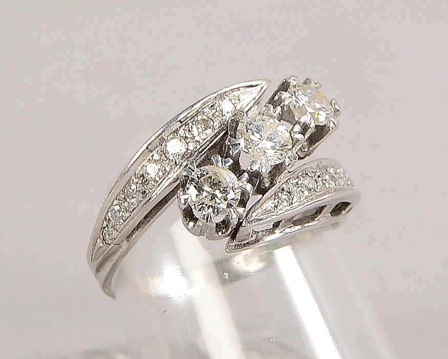 Ring, 585 WG (gepr.), mit 17-fachem Brillantbesatz/ca. 0,87 ct; Gew. 4,36 g