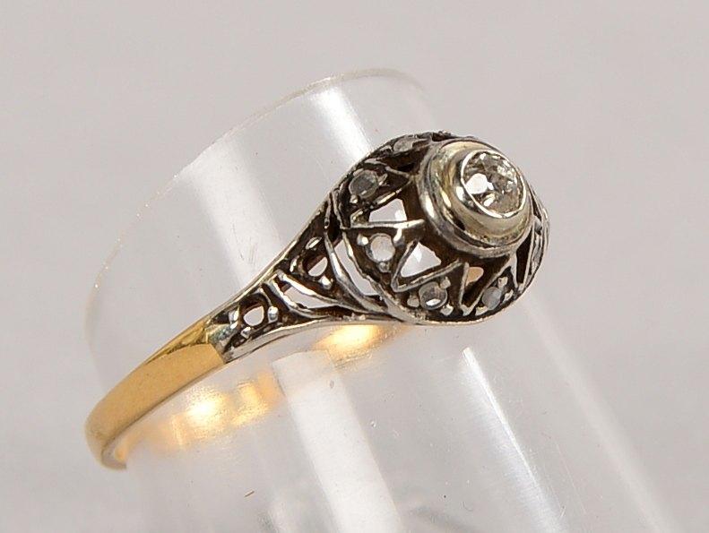 Ring, 585 GG (gepr.) und Silber, mit einzelnem Diamant und Diamantsplittern ; Gew. 1,90 g