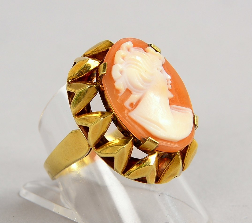 Ring, 585 GG (gest.), besetzt mit einer Muschelkamee; RG 59, Gew. 6,20 g