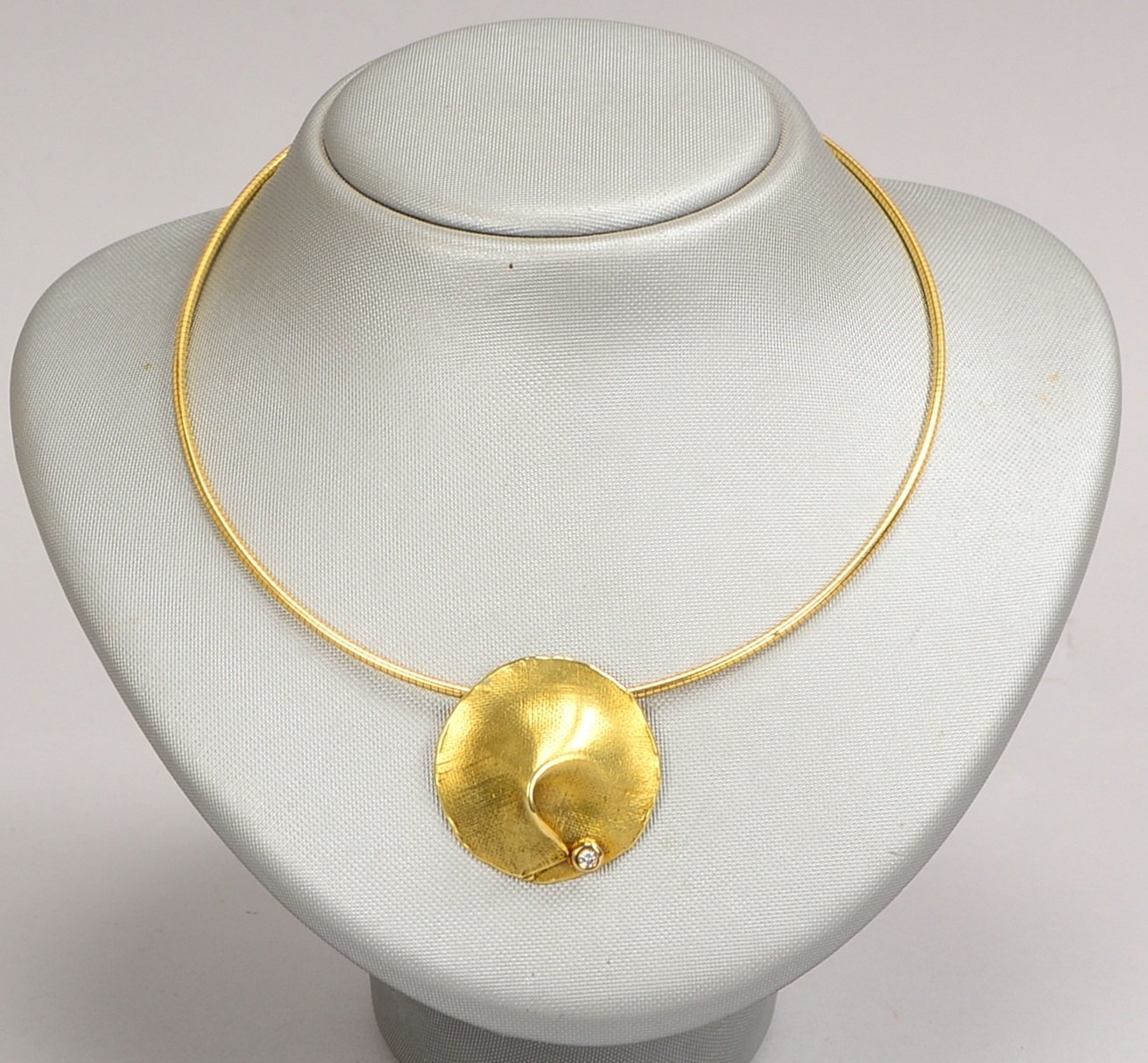 Collier mit Anh., 585 GG (gest.), Anh. mit kl. Brillant von ca. 0,07 ct; Gew. 24,80 g