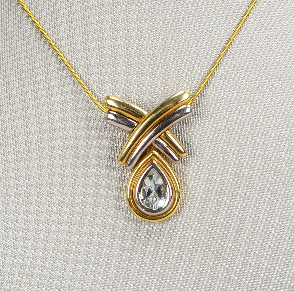 Collier mit Anh., 585 GG/WG (gest.), Anh. mit einzelnem Aquamarin; Gew. 12,80 g