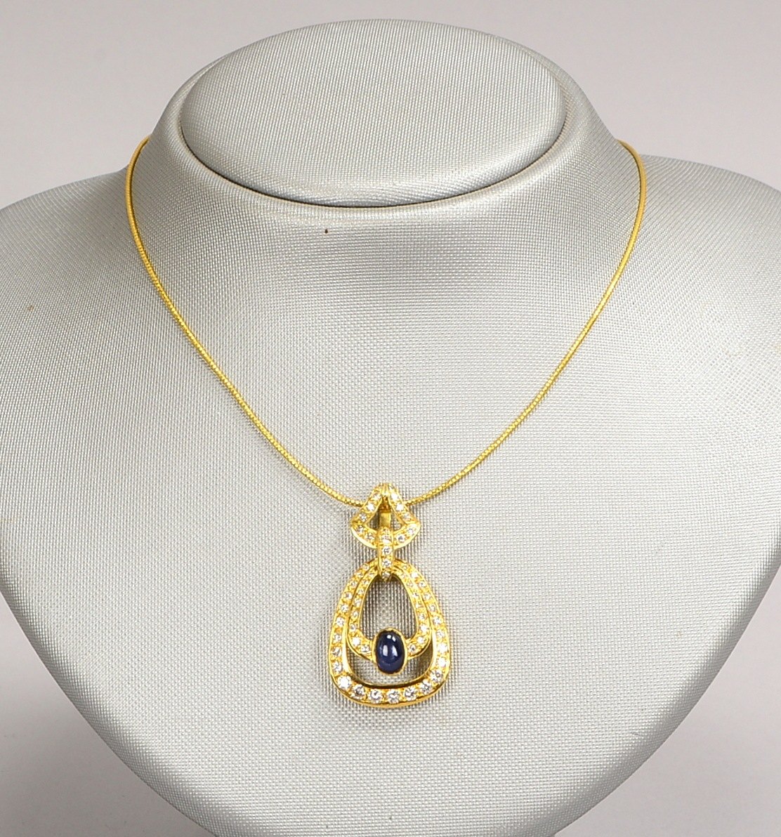 Collier mit Anh., 750 GG (gest.), Anh. mit Saphir/ca. 1,38 ct, und Brill./ca. 1,02 ct; Gew. 11,70 g