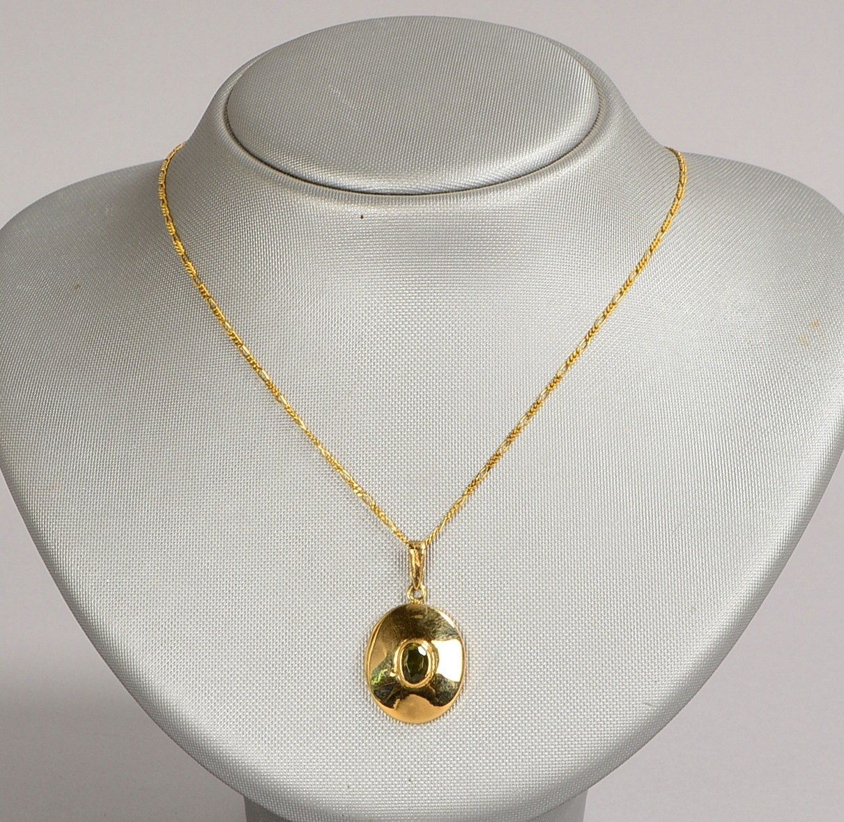 Kette mit Anh., 750 GG (gest./gepr.), Anh. mit einzelnem Peridot; Anh. Ø 2,3 cm, Gew. 5,50 g
