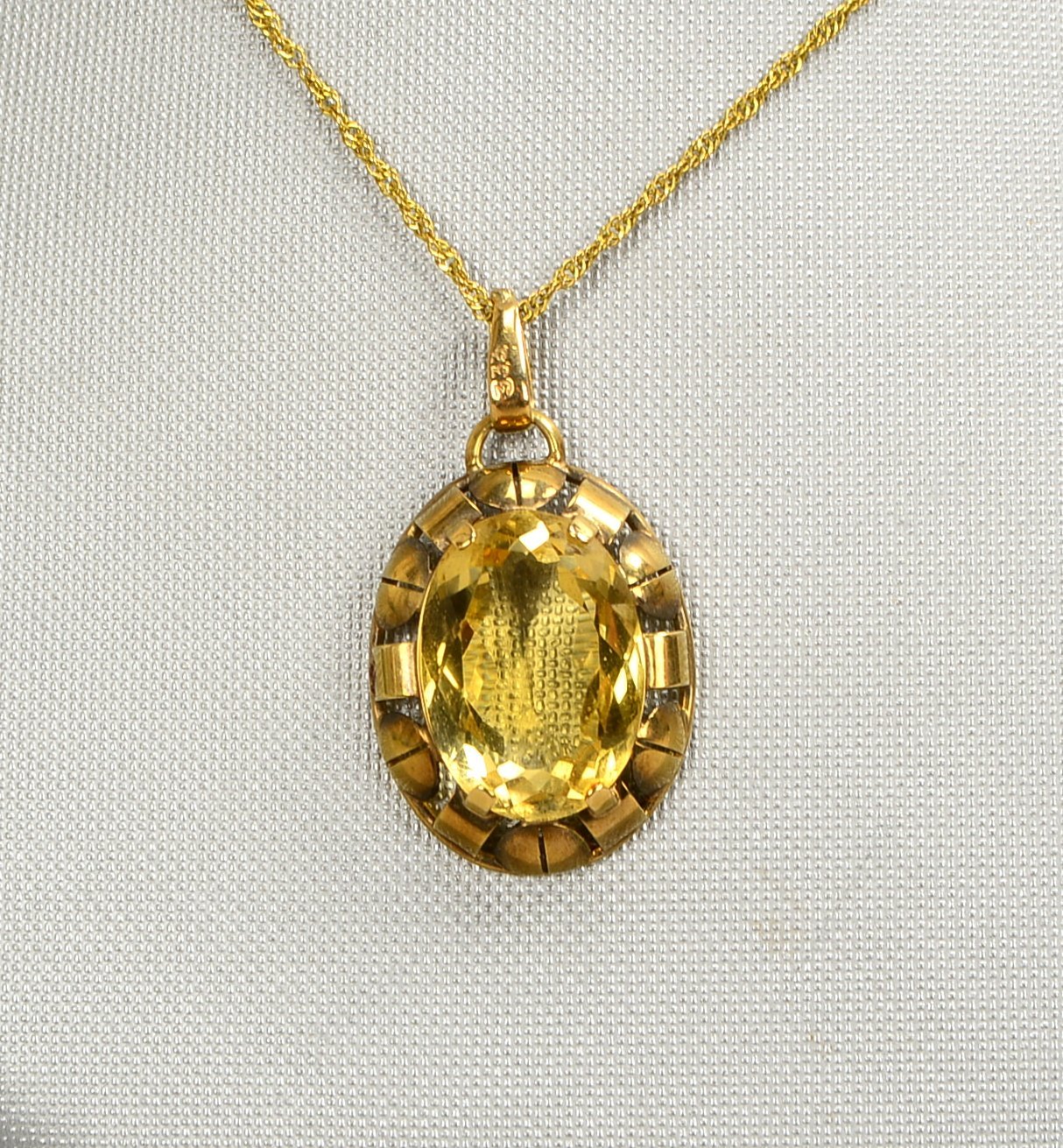 Kette mit Anh., 333 GG (gest.), Anh. mit einzelnem Citrin; Anh. Ø 2,5 cm, Gew. 5,80 g
