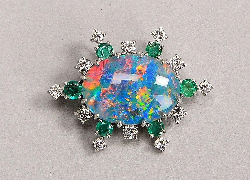 Brosche/Anh., 750 WG (gest.), mit Opalen, Smaragden und Brill/ca. 0,78 ct; Gew. 8,64 g