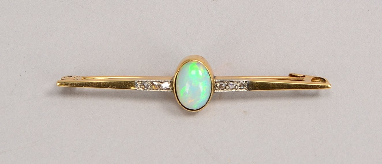 Brosche, 585 GG (gest.), mit einzelnem Opal und 6x Diamantrosen; Gew. 3,40 g