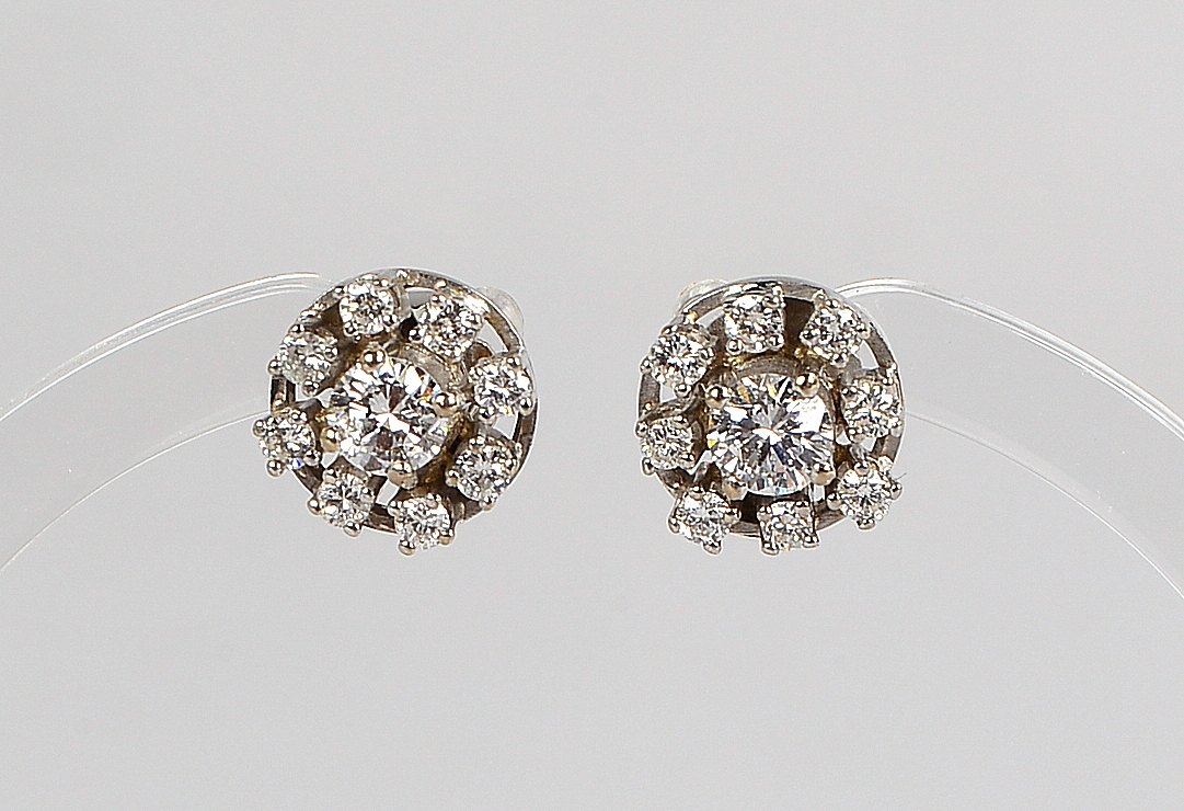 Paar Ohrstecker, 585 WG (gest.), mit je 9x Brillanten/ca. 1,07 ct, Farbe 'G-H', 'Vs-S