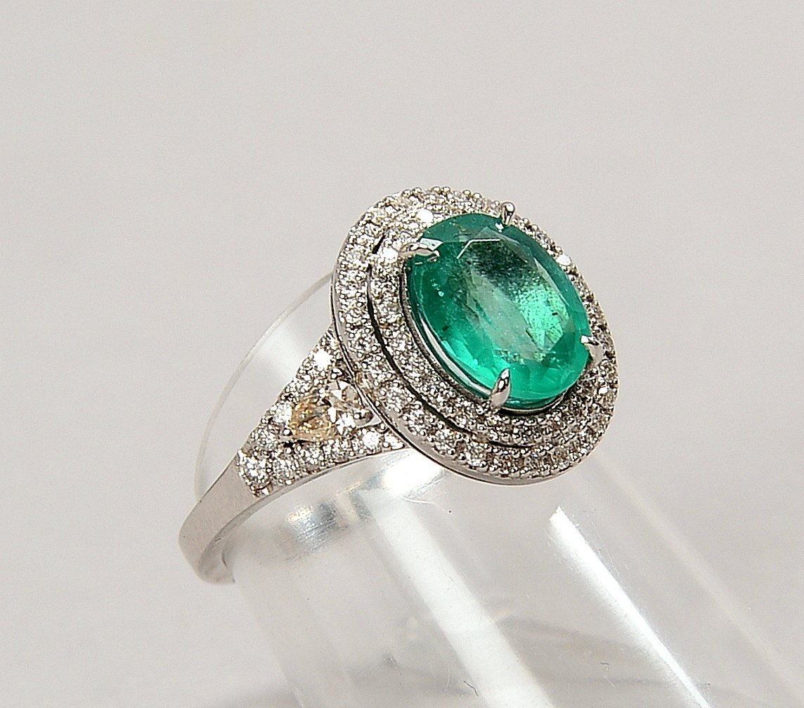 Ring, 750 WG (gest.), besetzt mit einzelnem Smaragd und Diamanten; RG 54, Gew. 6,10 g