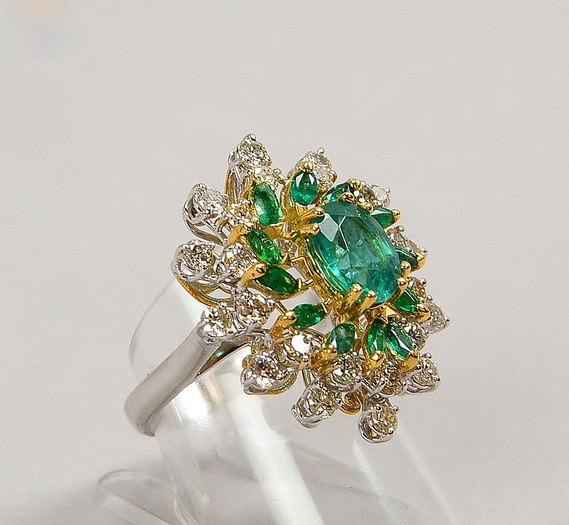 Ring, 750 GG/WG (gest.), mit Smaragdbesatz und Brillanten; RG 55, Gew. 8,80 g