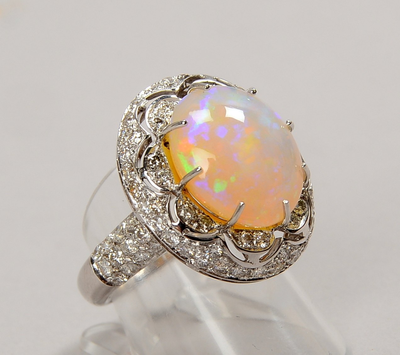 Ring, 585 WG (gest.) mit einzelnem Opal und Diamanten; RG 56, Gew. 12,40 g