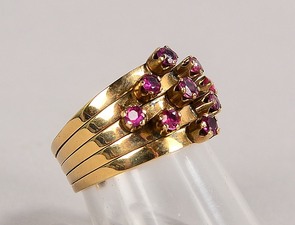 Ring, 585 GG (gepr.), 5x feinen bewegl. Einzelringen, mit 9x Rubinen; Gew. 5,20 g