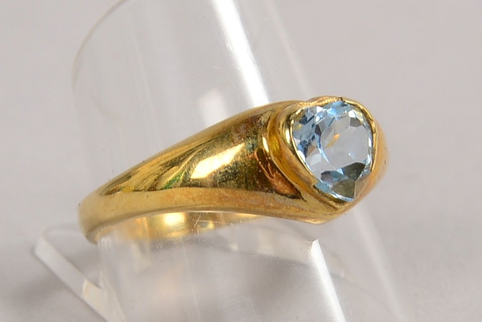 Ring, 375 GG (gest.), mit herzförmigem Blautopas, Stein in Zargenfassung; Gew. 3,30 g