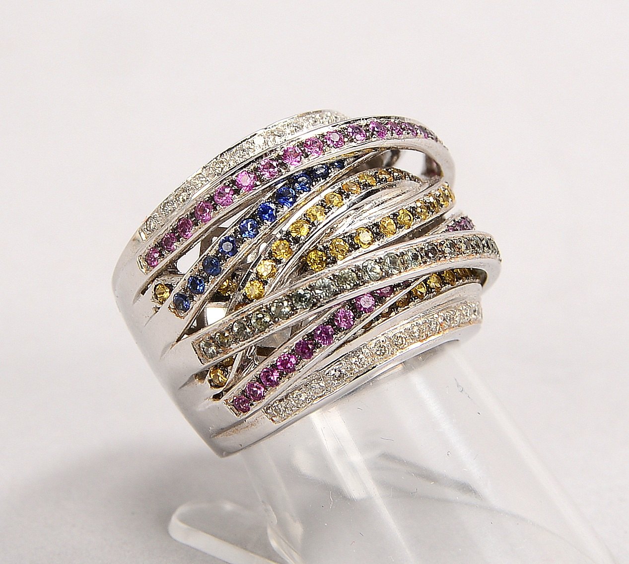 Ring, 585 WG (gest.), geflochtener RK mit Rubinen, Saphiren und Brill.; Gew. 21,30 g