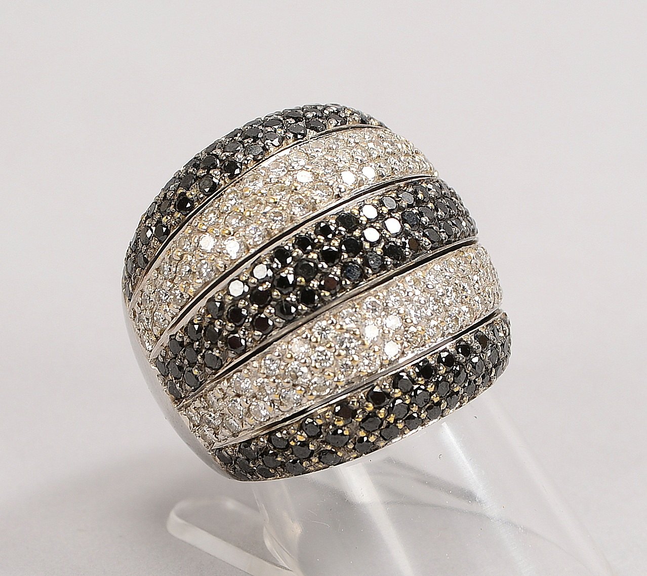Ring, 750 WG (gepr.), mit 106x weißen Brill./ca. 1.06 ct, und 150x schw. Diam.; Gew. 22 g