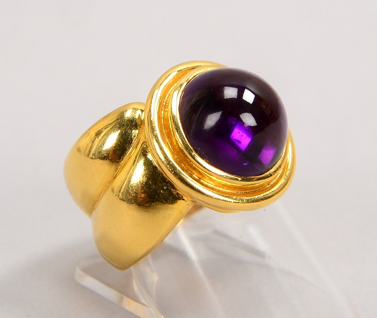 Ring, 750 GG (gest.), mit einzelnem Amethystcabochon; RG 57, Gew. 17 g