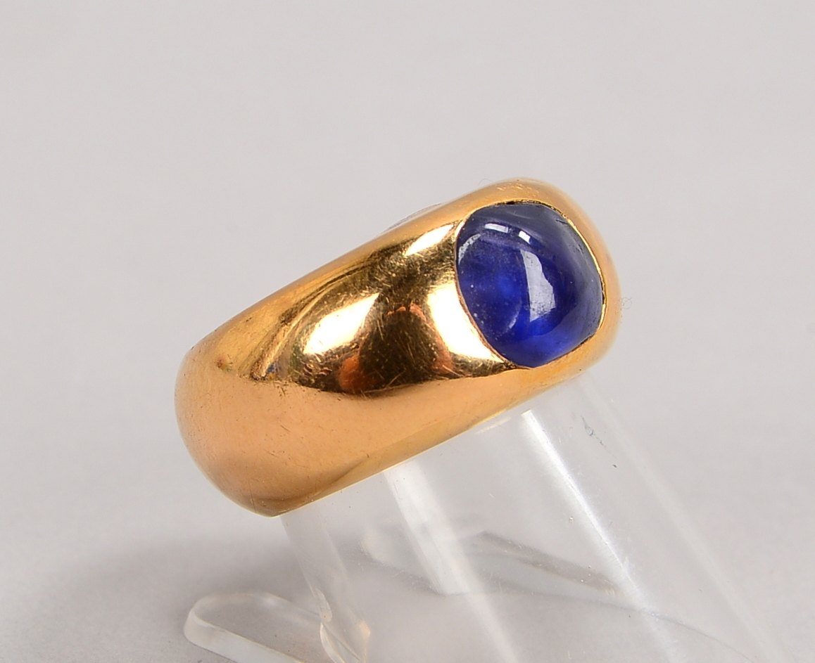 Ring, 750 GG (gest.), mit einzelnem Saphircabochon; RG 55, Gew. 14,30 g