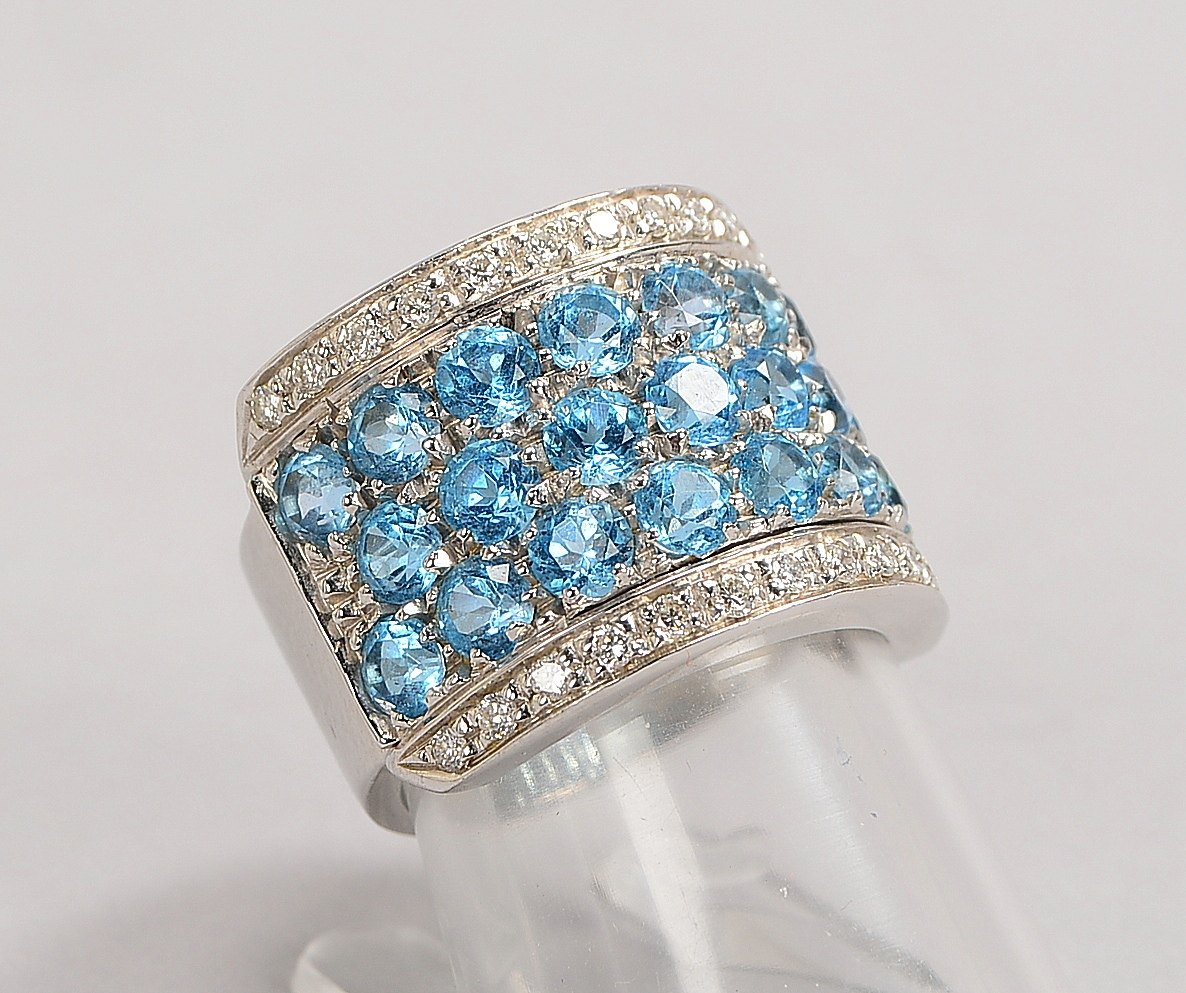 Ring, 750 WG (gest.), mit 23x Blautopasen und 26x Brillanten/ca. 0,26 ct; Gew. 16 g