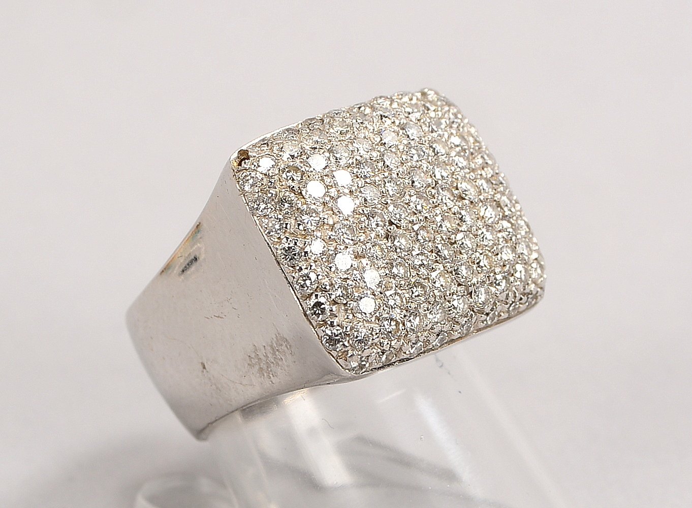 Ring, 750 WG (gest.), mit ca. 106x kl. Brill./ca. 1,06 ct, in Pavéfassung; Gew. 17 g