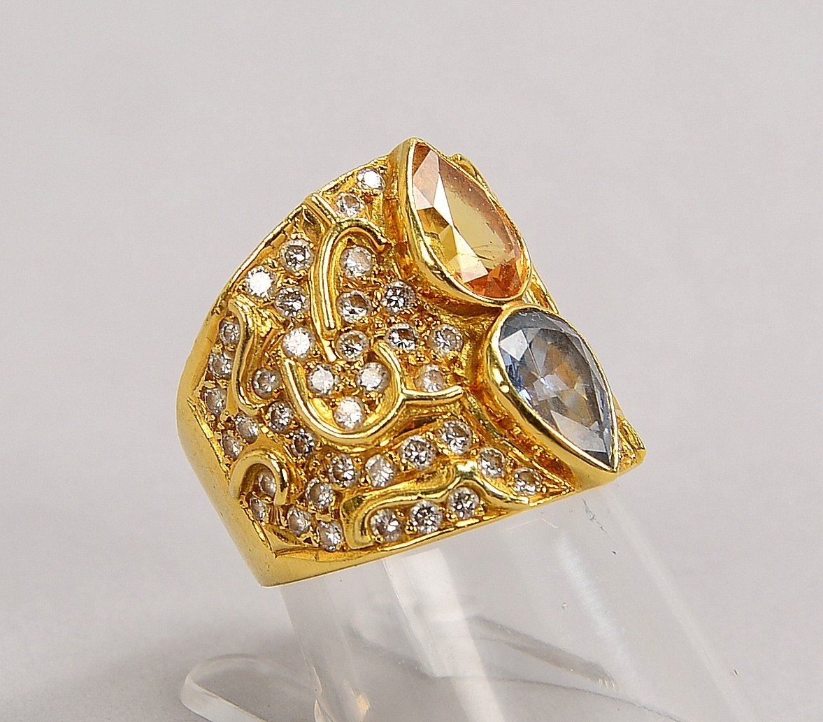 Ring, 750 GG (gepr.), mit gelbem Diam., Blautopas und kl. Diam./ca. 0,76 ct; Gew. 12,10 g