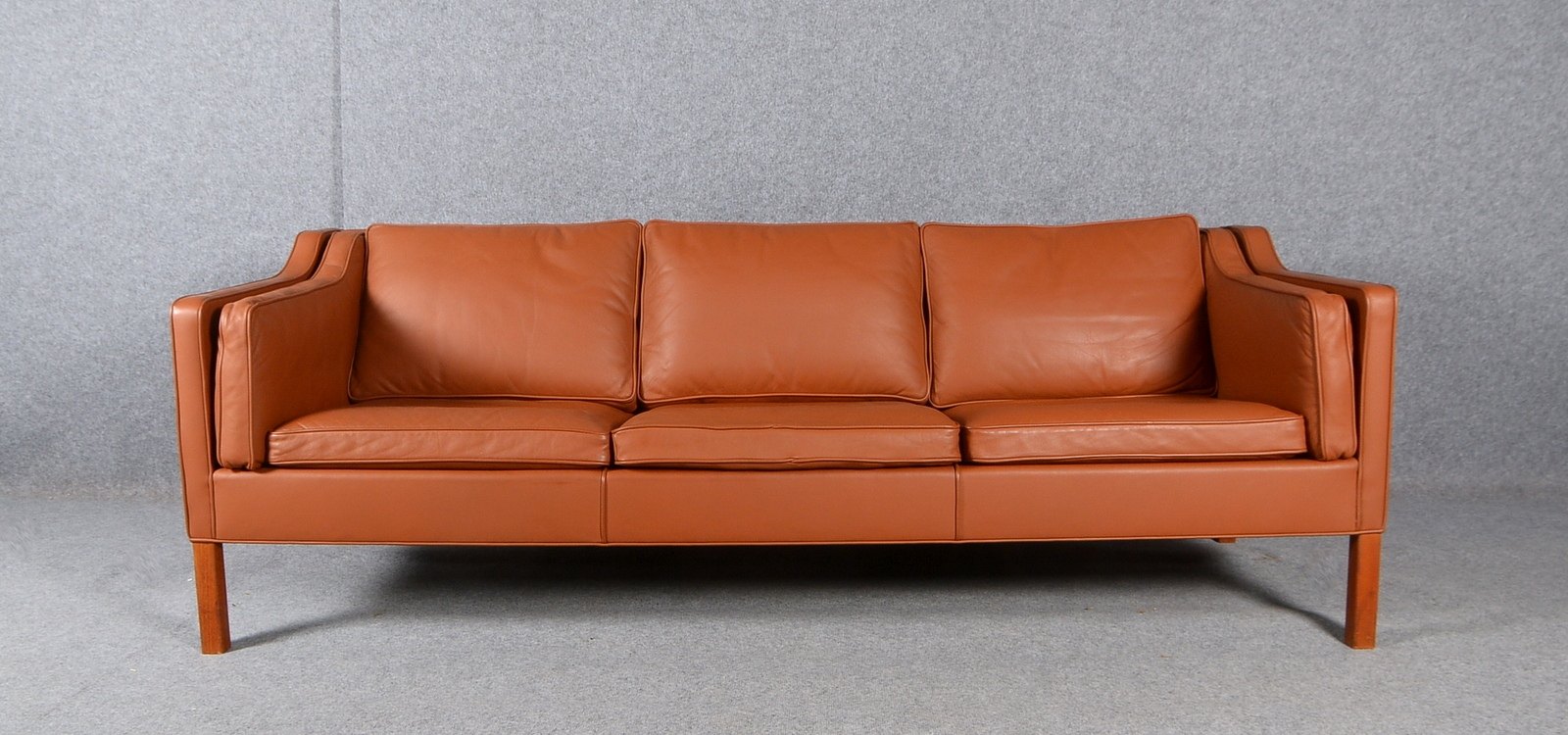 Frederica, Sofa/Dreisitzer '2213', Massivholz, cognacf. Lederbezug, Entw. Børge Mogensen