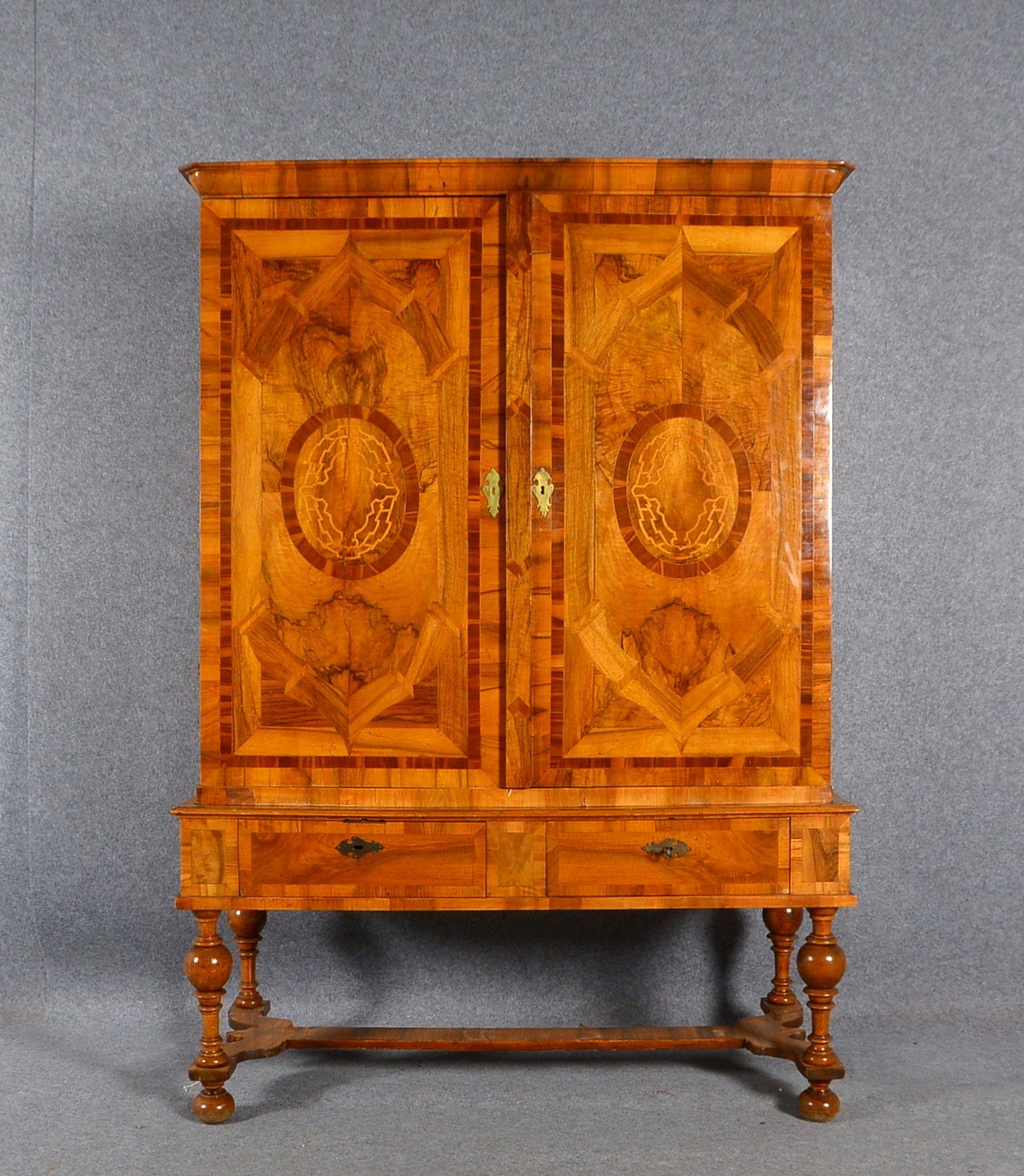 Kabinettschrank, Wurzelholz/Nussbaum, 2-tür. Korpus, innen 6-schüb./2 Ebenen, unten 2-schüb.