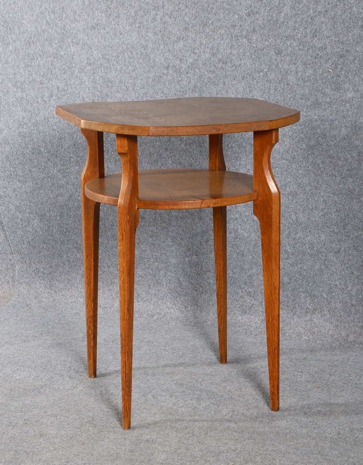 Dresden-Hellerau, kl. Beistelltisch, Eiche, Entw. R. Riemerschmid; Höhe 68 cm