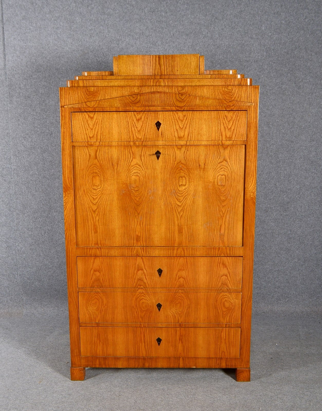 Sekretär (Biedermeier), Esche/Nadelholz, 4-schüb. Korpus, 1-schüb. Gesims, hinter Platte 10-schüb.