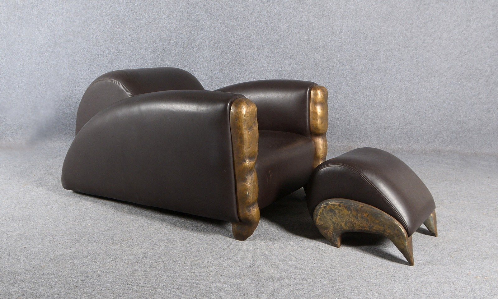 Archethem, Sessel 'Lola Darling', braunes Leder/Bronze, Entw. J. Hamilton (1995)