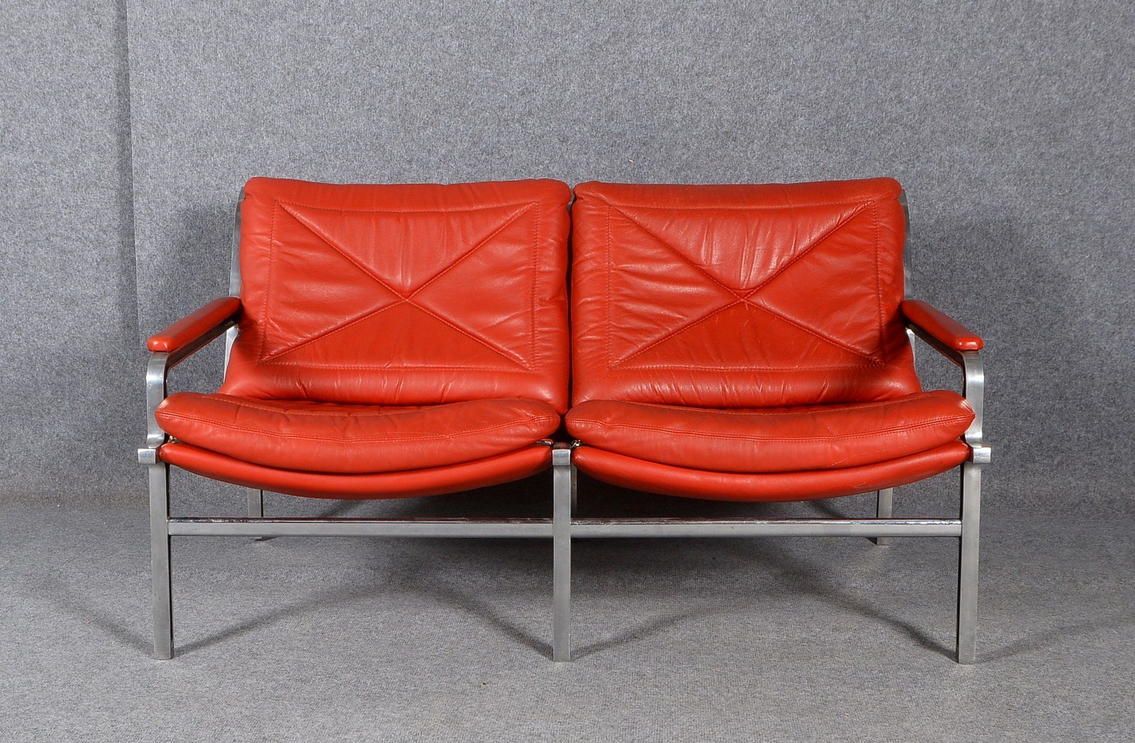 Strässle-Sofa, 'Aluline', Bezug rotes Leder, Entw. A. Vandenbeuck; Breite 128 cm