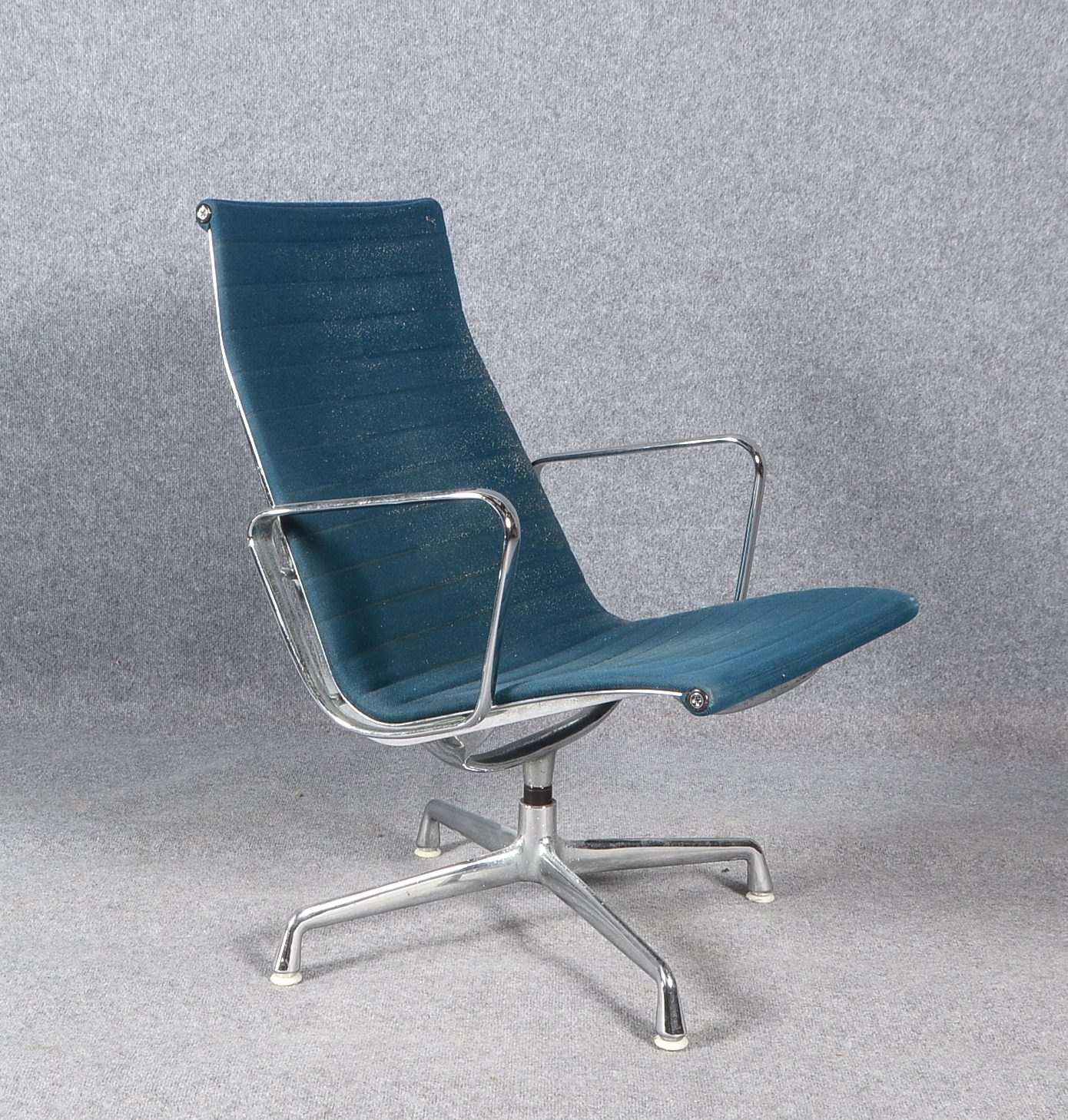 Vitra-Drehsessel, 'EA 116', Alugestell mit petrolbl. Stoffbezug, Entw. Ch. & R. Eames
